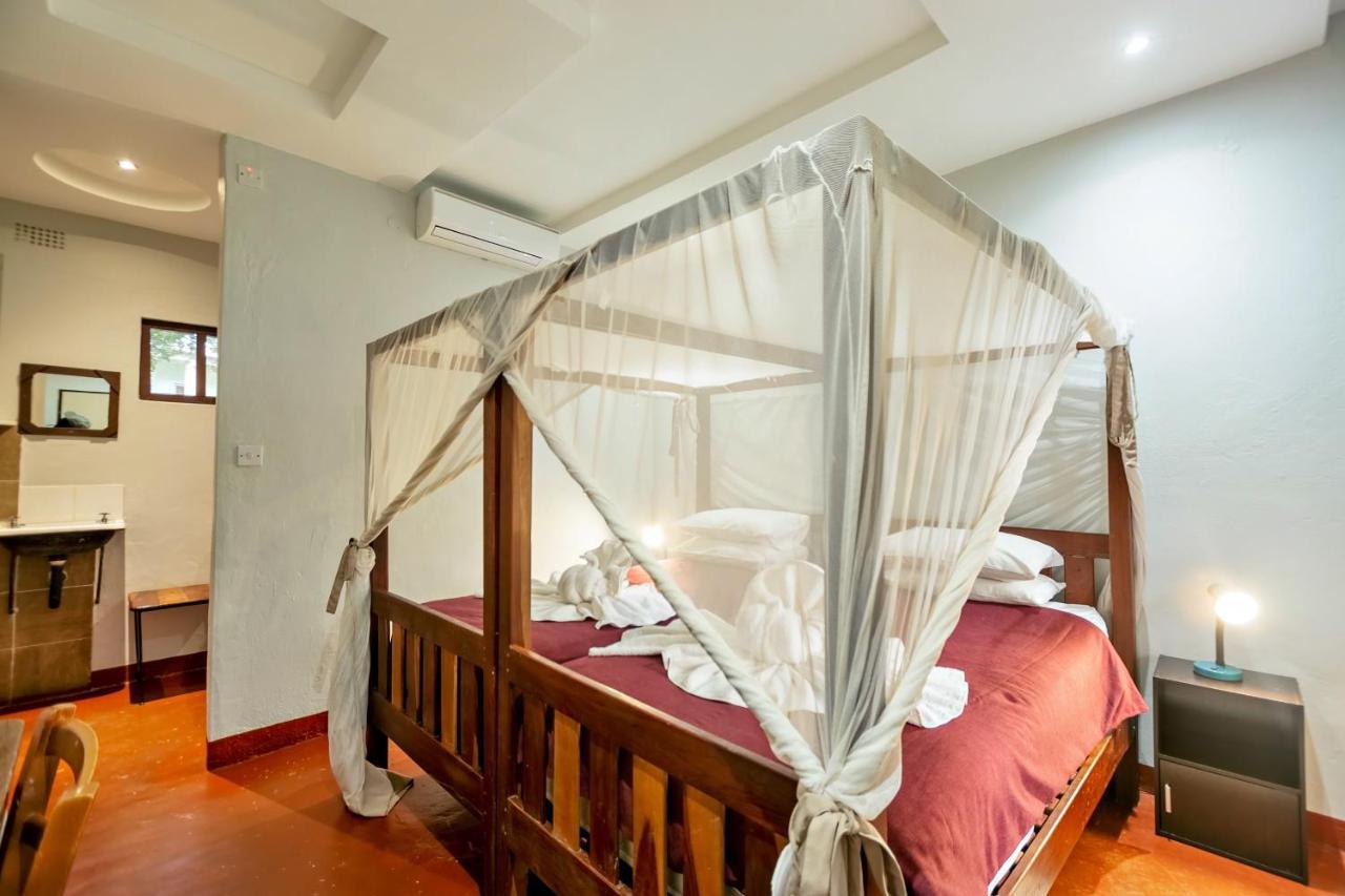 Hostel Shoestrings Backpackers Vic Falls *
